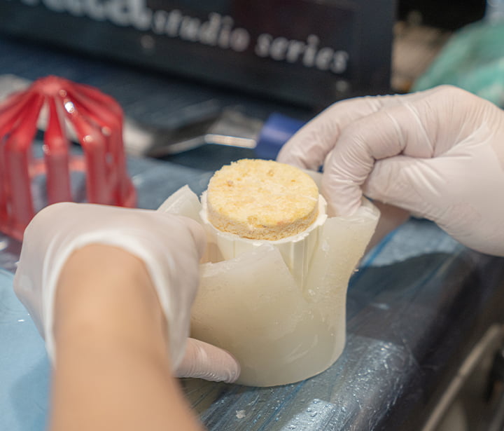 シリコン型から商品を取り出す様子