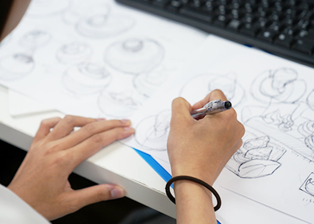 スイーツデザインスケッチの様子