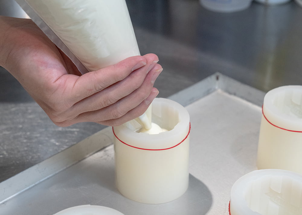 シリコン型に流し込む様子