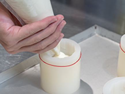 シリコン型に流し込む様子